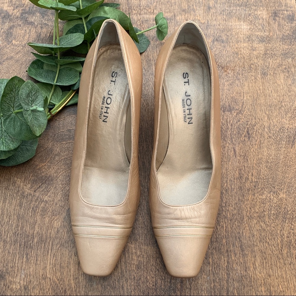 👠 St. John Retro Gold pumps 👠
